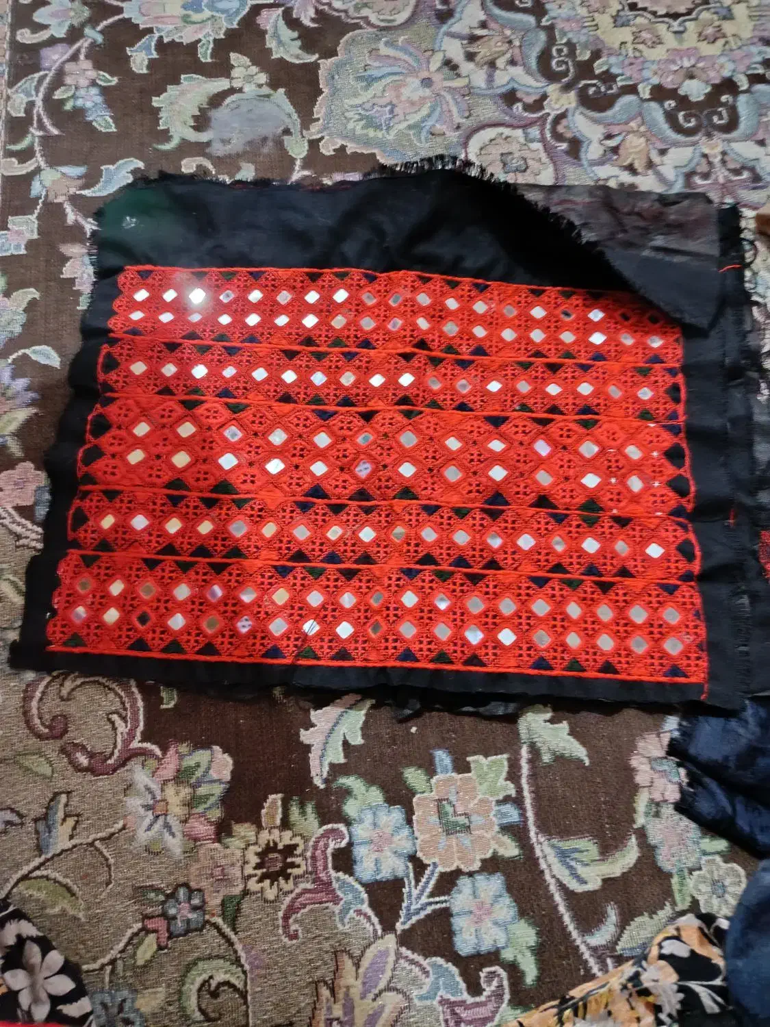 زی استین|لباس|بهاباد, |دیوار