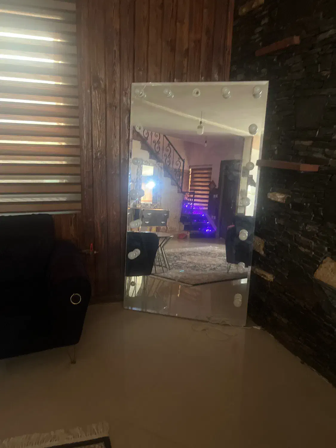 اینه مزونی|آینه|رویان, |دیوار