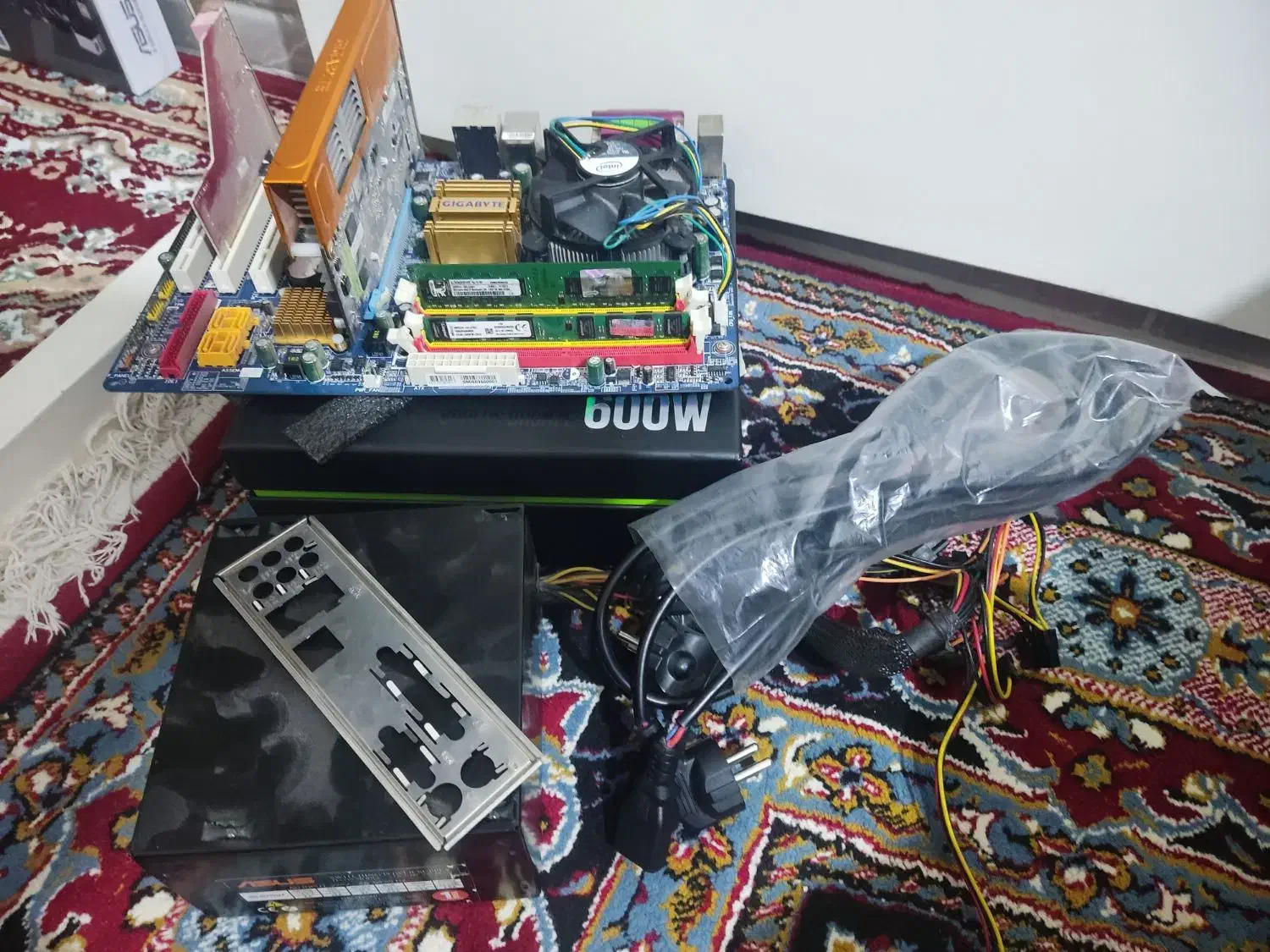 کیس|رایانه رومیزی|میانه, |دیوار