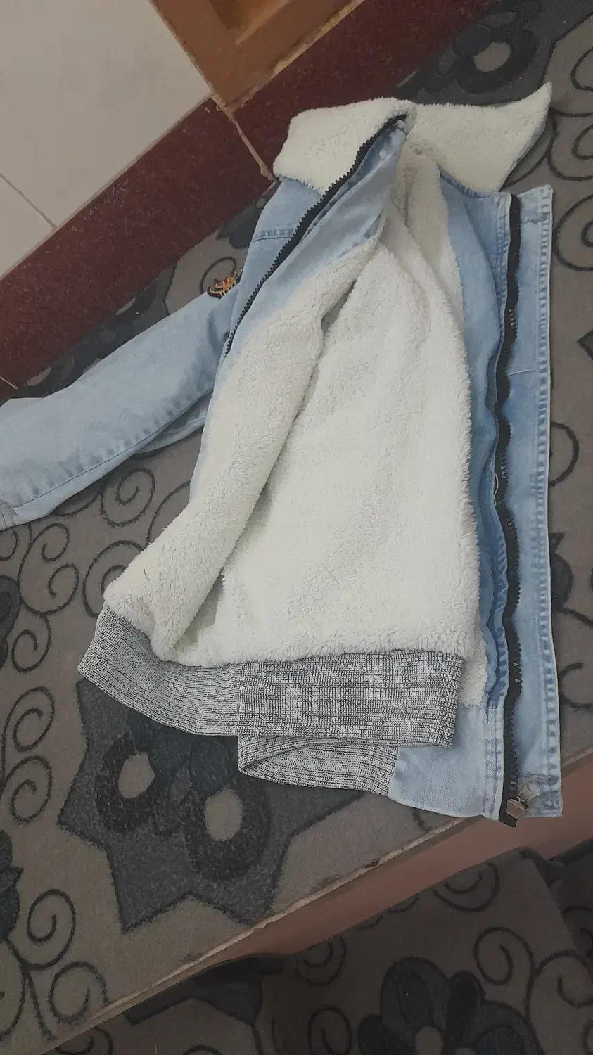 کاپشن و پیراهن|لباس|قائن, |دیوار