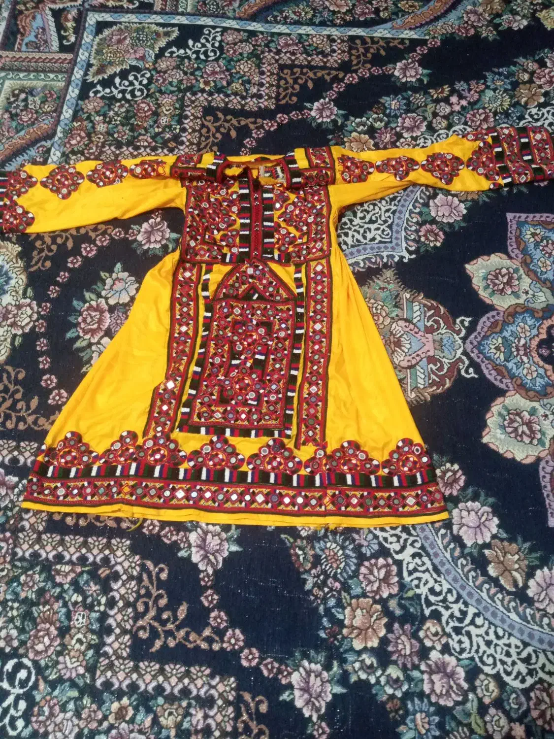 لباس بلوچی سایز بزرگ همراه با روسری حراج شد|لباس|چابهار, |دیوار