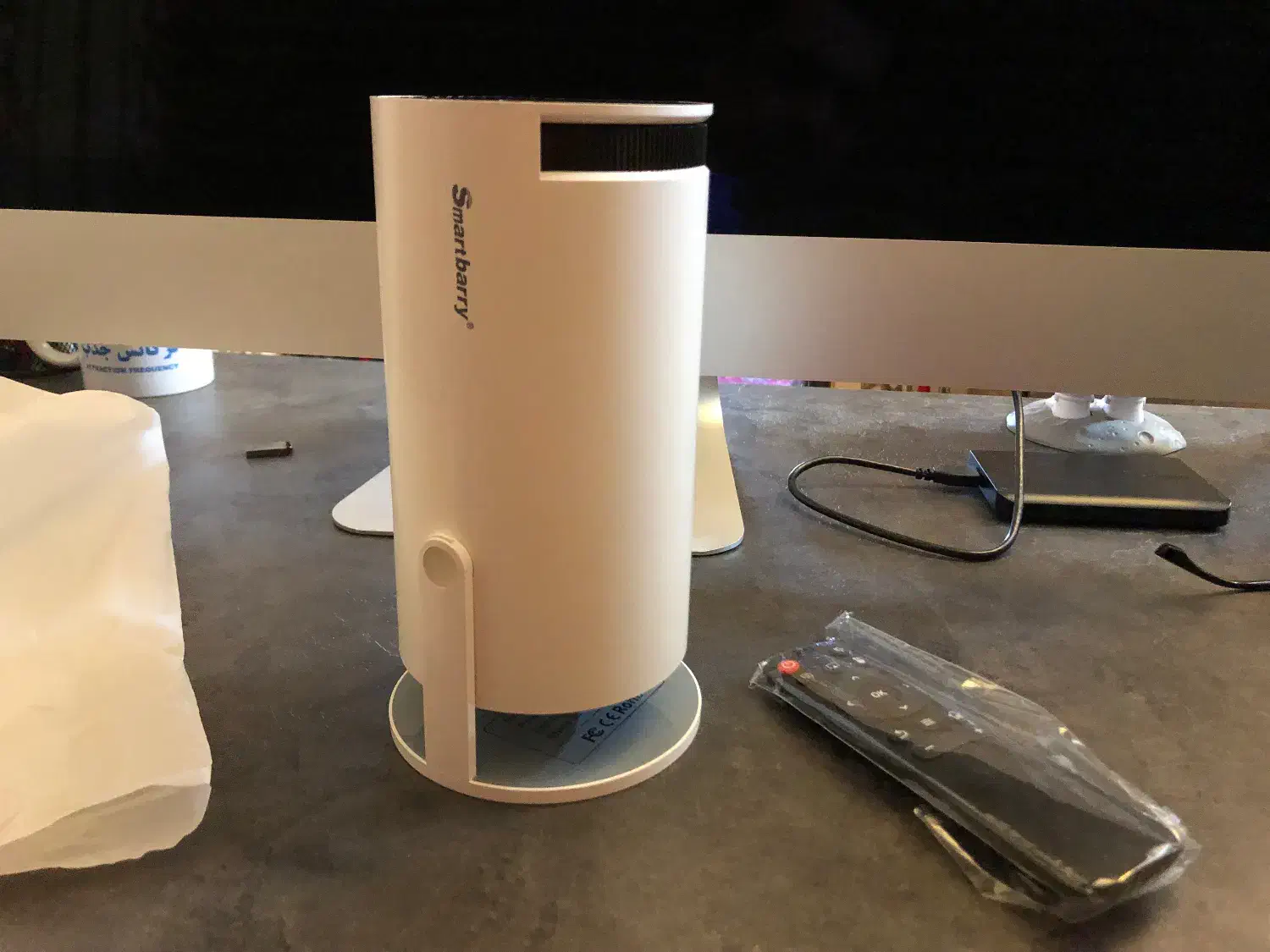 ویدئو پرژکتور اندروید همراه با کیف و پرده سینمایی|تلویزیون و پروژکتور|مشهد, رستگار|دیوار