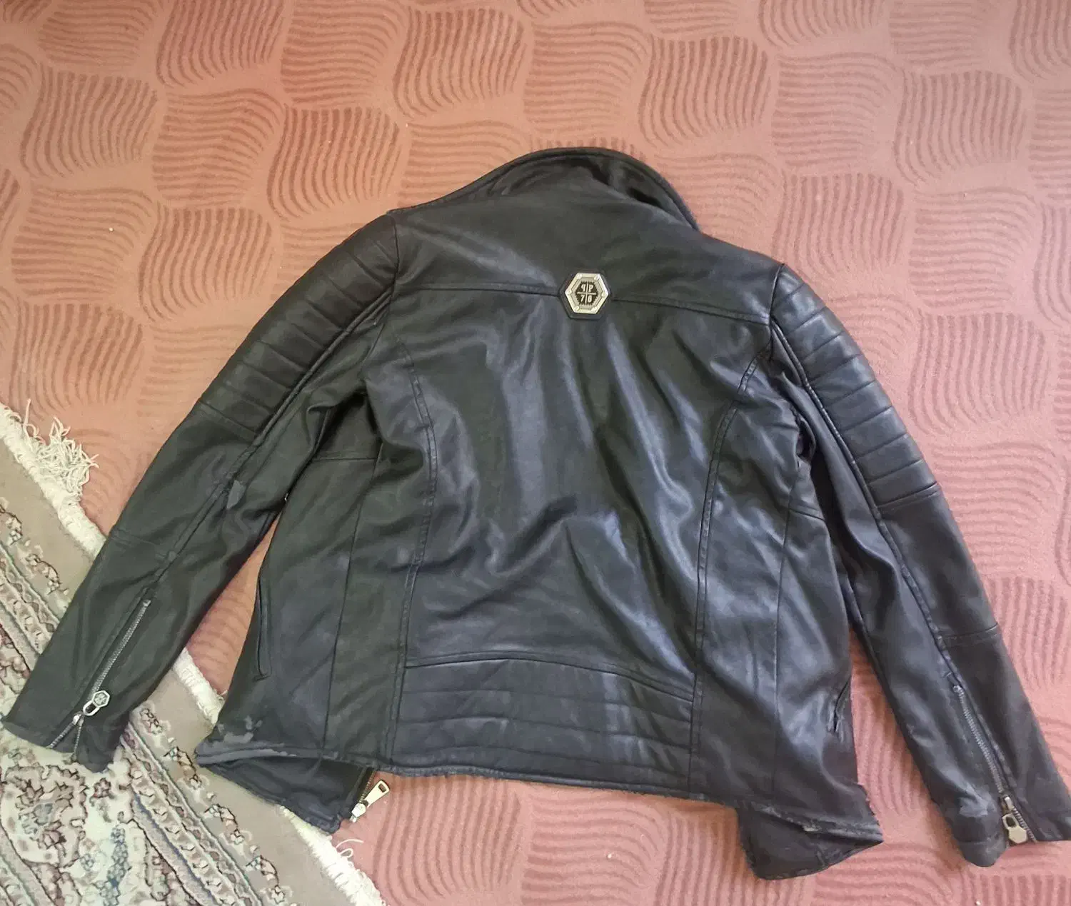 کاپشن|لباس|قم, کیوانفر|دیوار