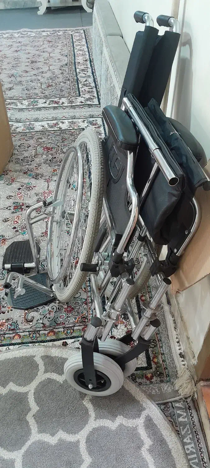 ویلچر|آرایشی، بهداشتی، درمانی|صحنه, |دیوار