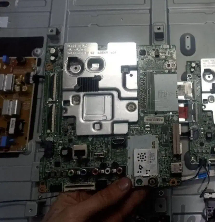 تعمیرات تخصصی تلویزیون ها و مانیتورهای LED--LCD|خدمات پیشه و مهارت|خوی, |دیوار