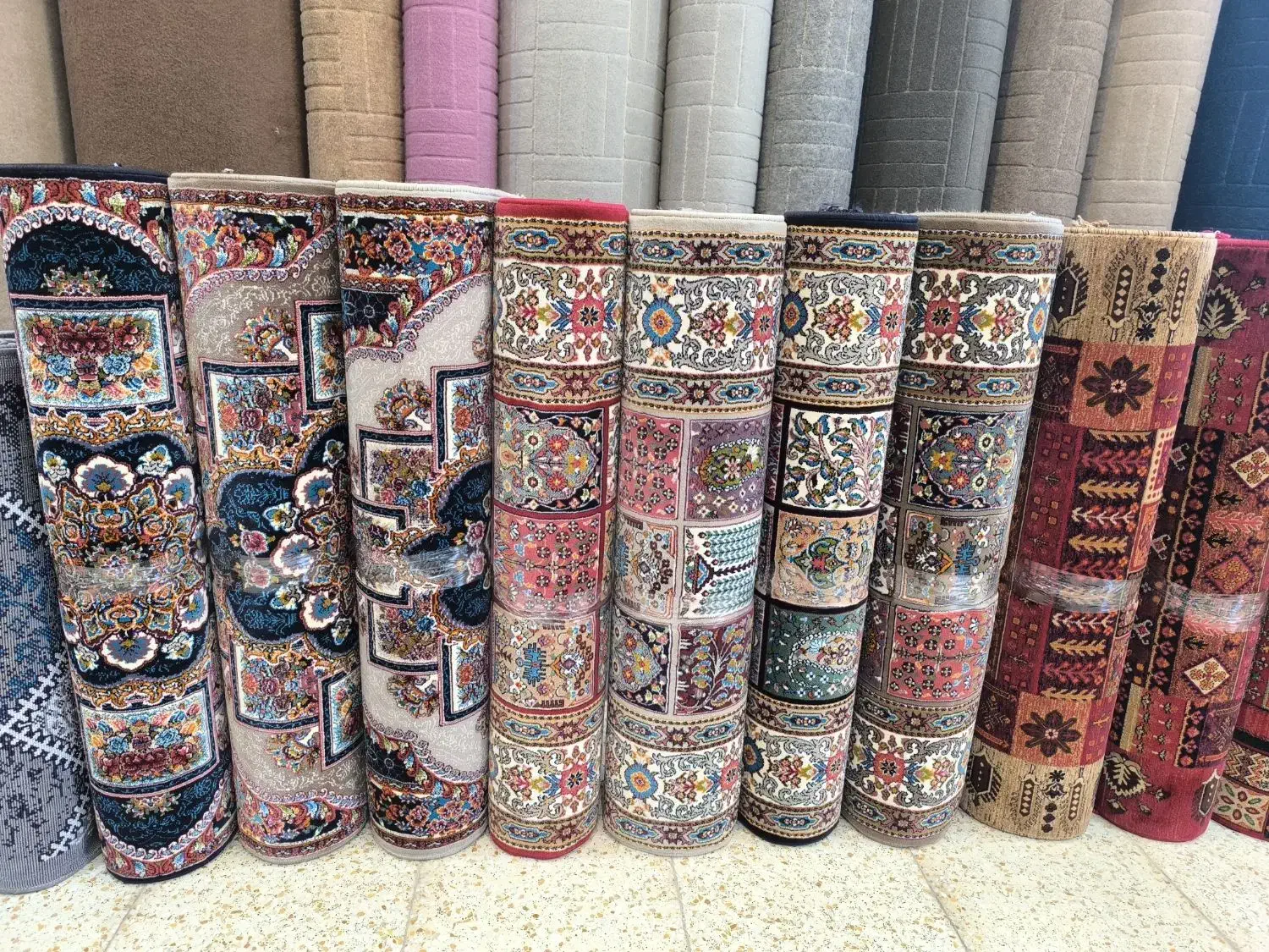 کناره فرش افشان فروشگاه تندیس ۳۰۳۰|فرش|قم, شاه ابراهیم|دیوار