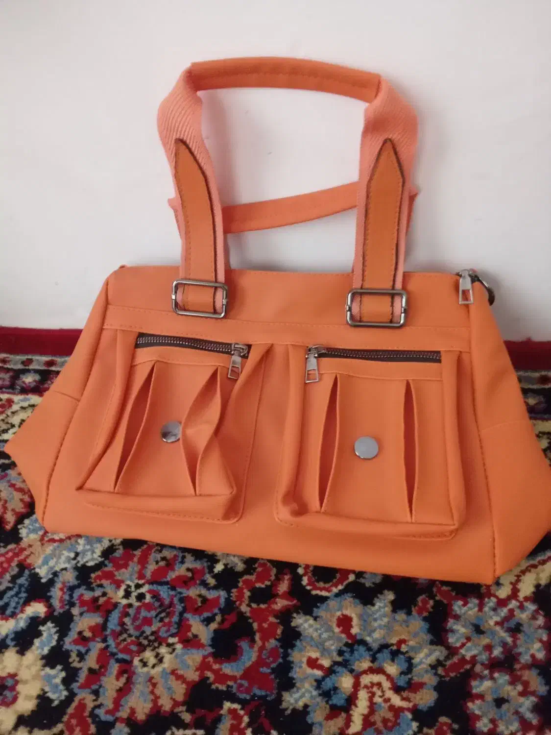 کیف|کیف، کفش، کمربند|تربت جام, حافظ|دیوار