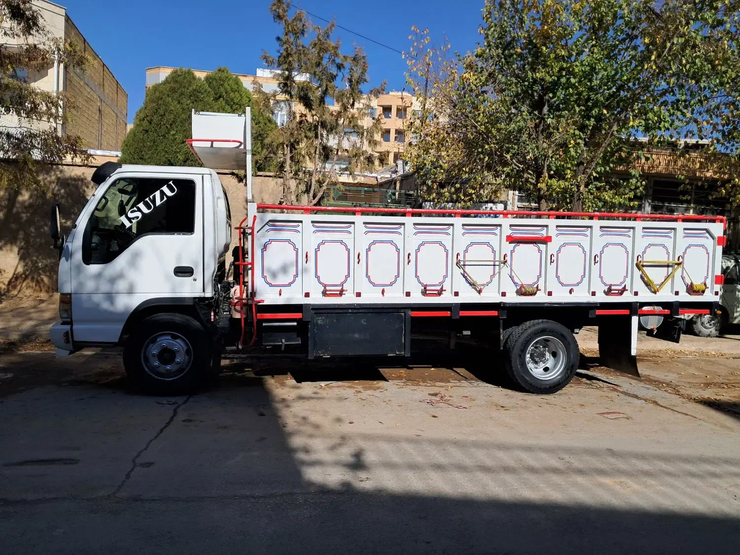 ایسوزو ۴چراغ مدل 84 متور گیربکس پلمپ|خودرو سنگین|بروجن, |دیوار