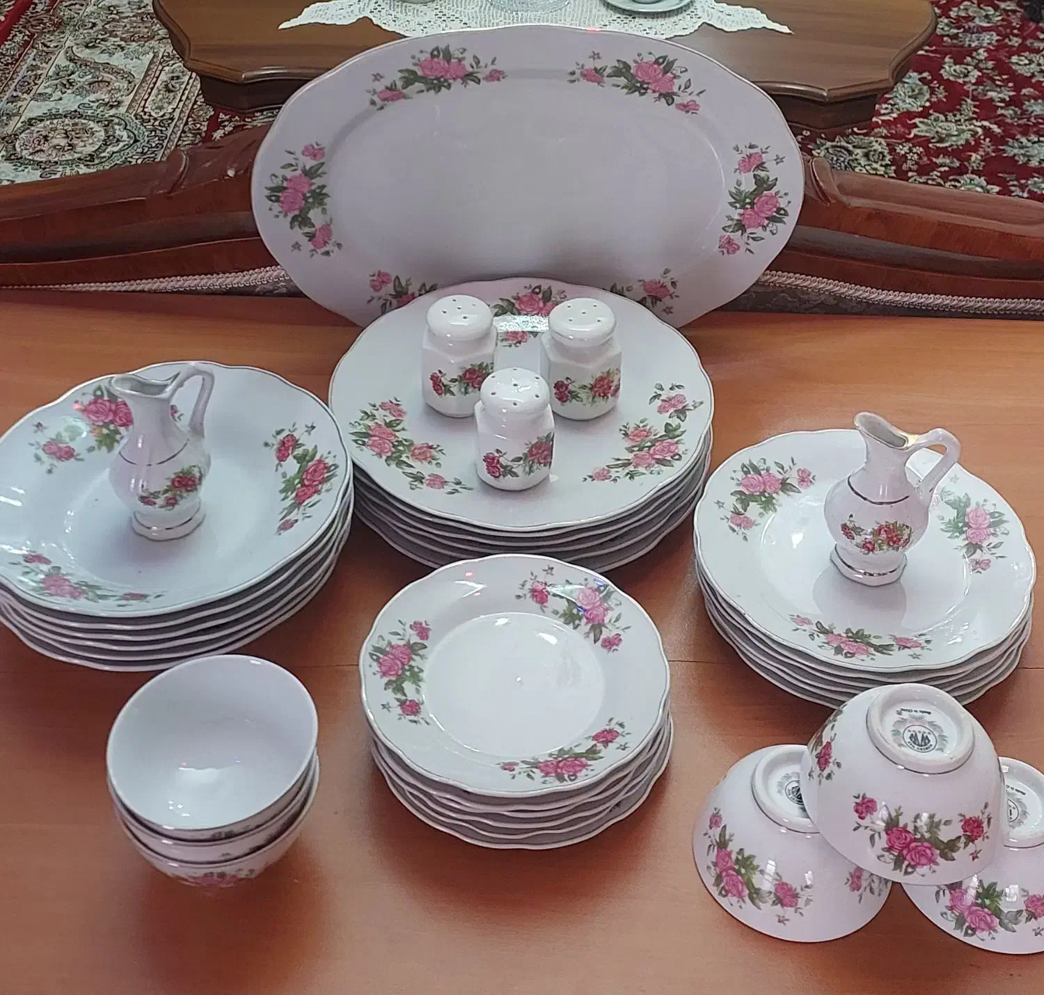 سرویس گلسرخی قدیمی|ظروف سرو و پذیرایی|گلبهار, شهر جدید گلبهار|دیوار