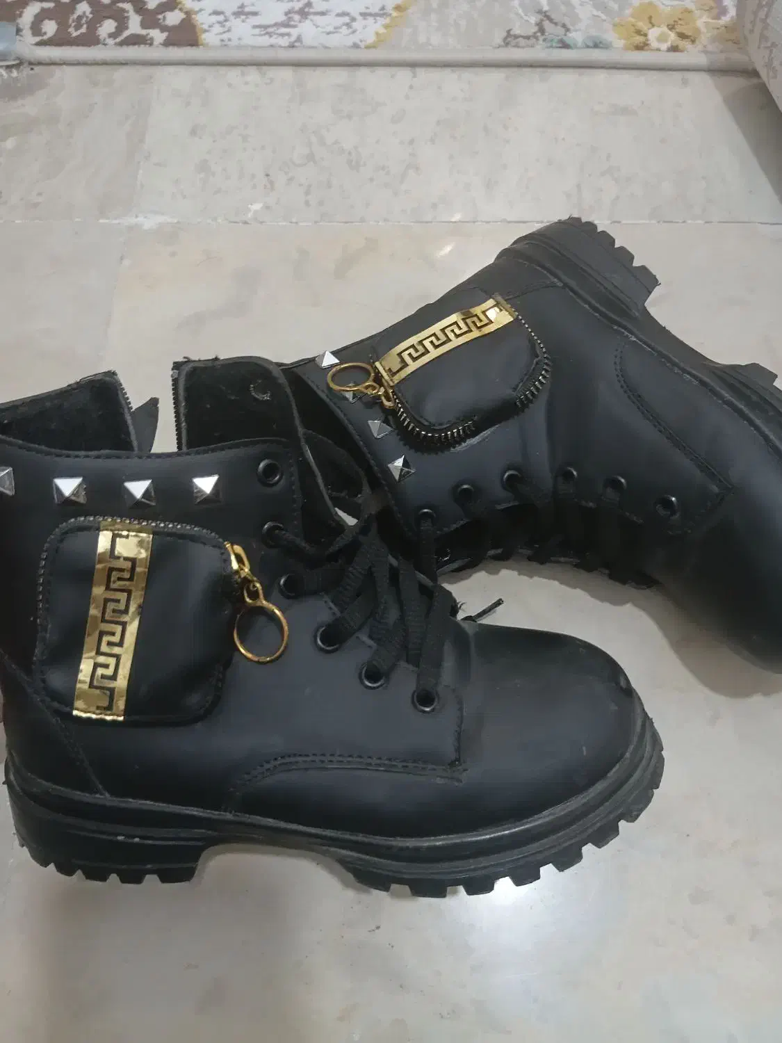 نیم بوت|کیف، کفش، کمربند|خوی, |دیوار