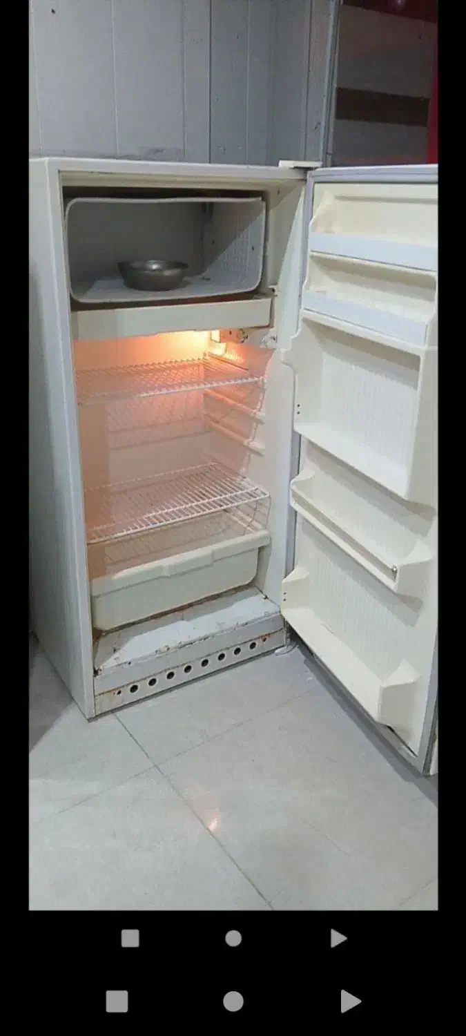 یخچال بدونه موتور وتعدادی وسایل داخل فریزرویخچال|یخچال و فریزر|اصفهان, ابر|دیوار