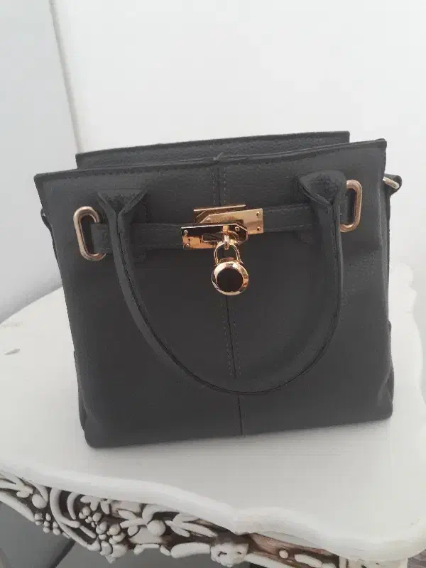 کیف|کیف، کفش، کمربند|میانه, |دیوار