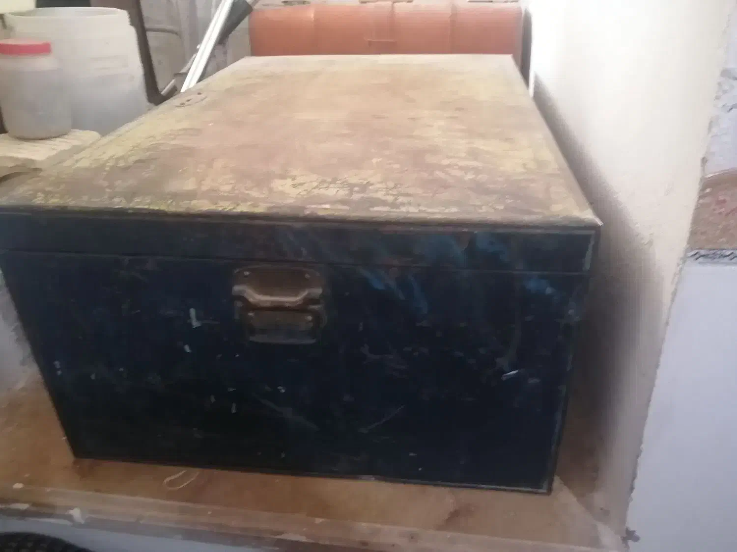 صندوقچه فلزی معروف به چمدان کویتی ضد آبقدیمی|کیف، کفش، کمربند|فسا, |دیوار