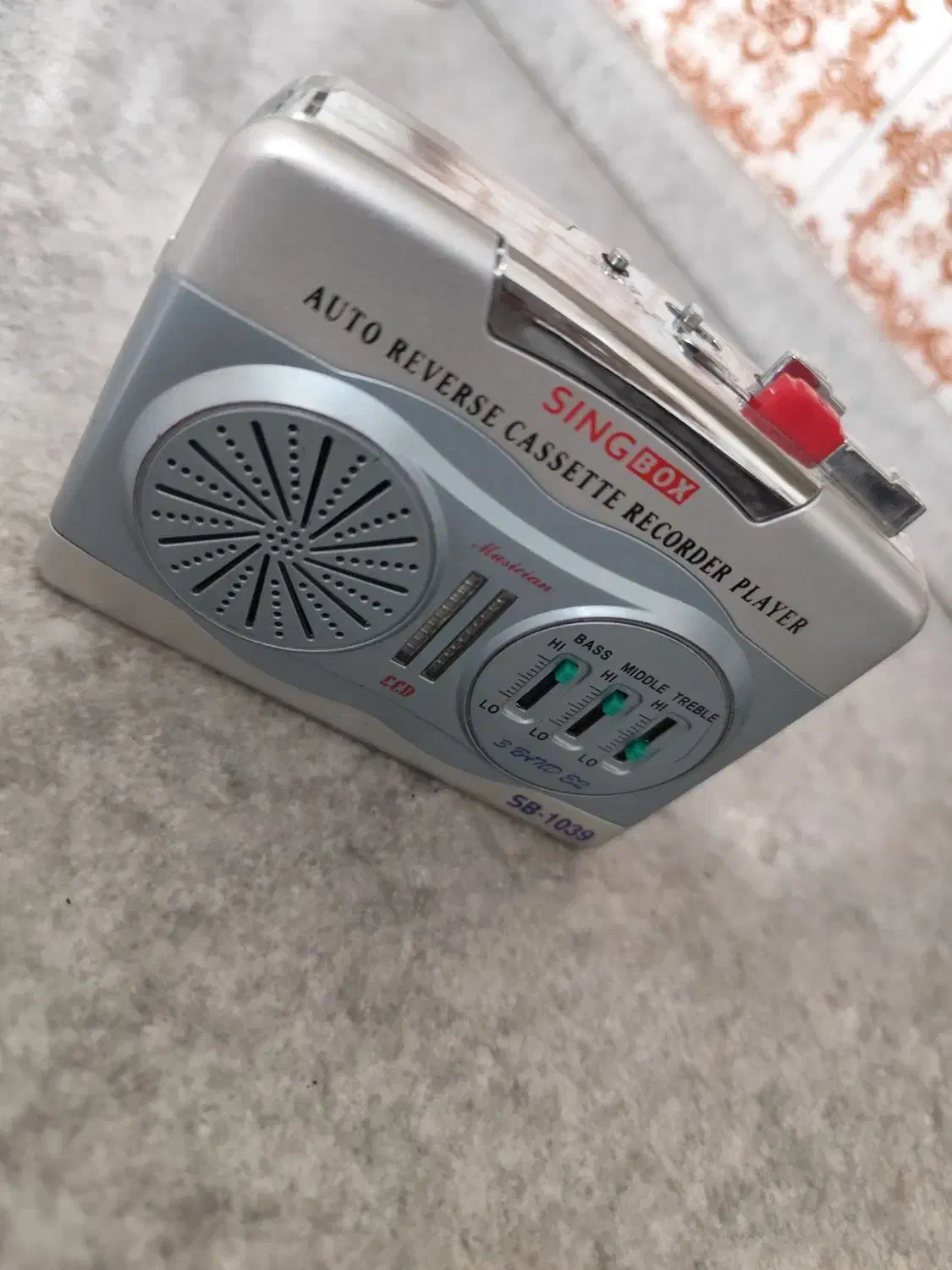 واکمن|پخشکننده همراه|ری, علایین|دیوار