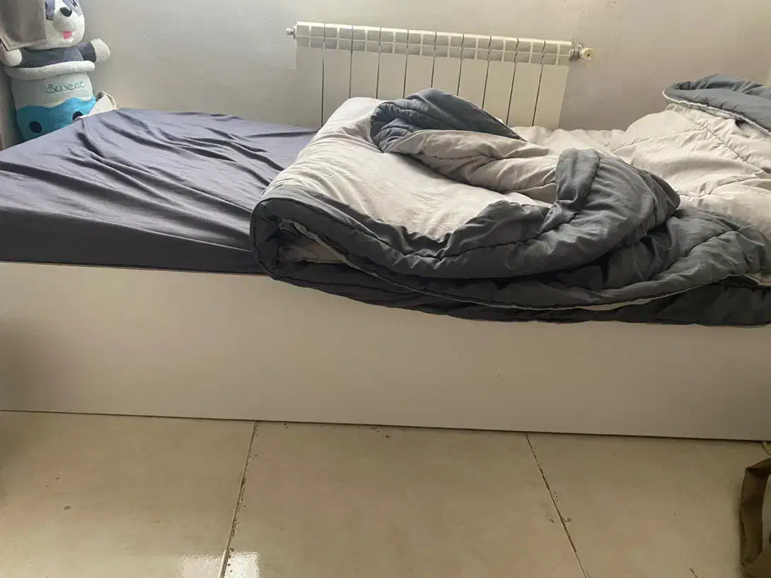 تخت یک نفره همراه با تشک و میز ارایش چراغ دار|تخت و سرویس خواب|رشت, کوی مهر|دیوار