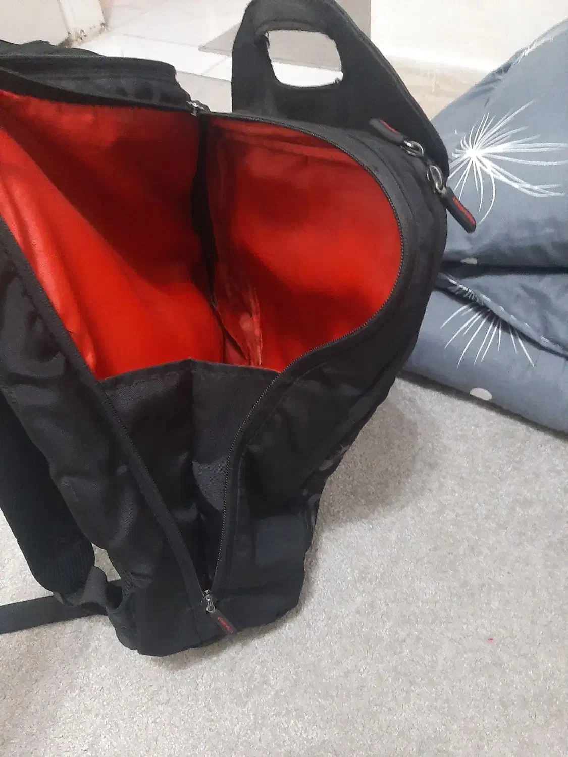 کوله پشتی|کیف، کفش، کمربند|رشت, فلسطین|دیوار