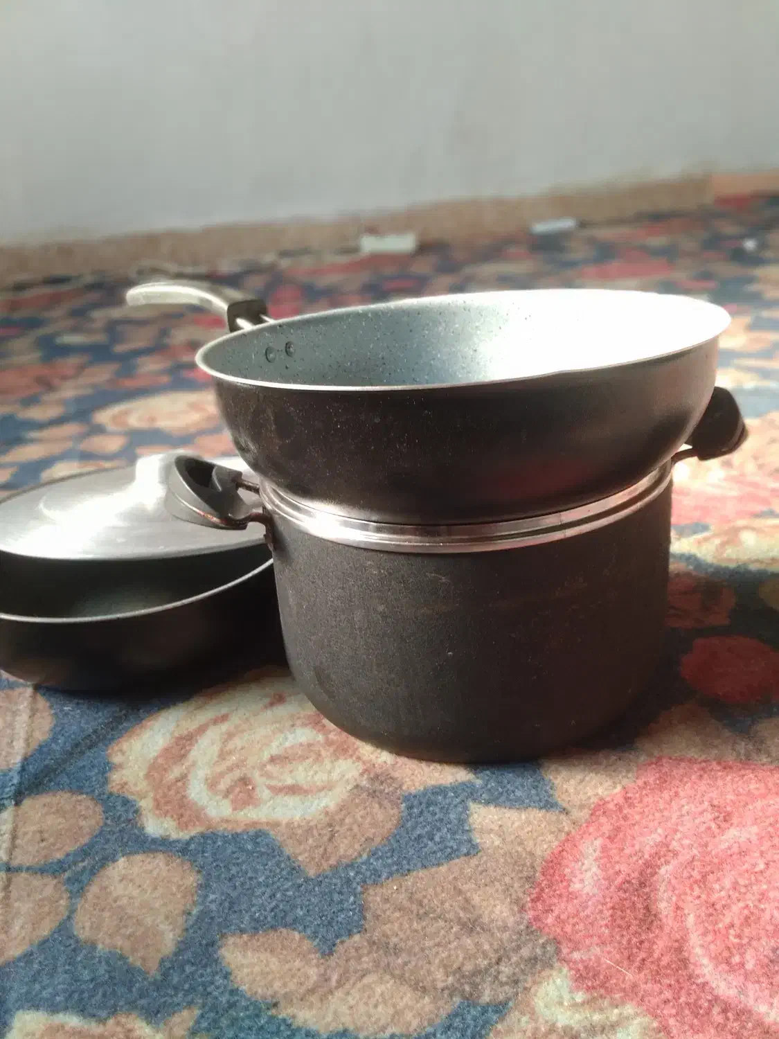 تعدادی قابلمه و تابه|ظروف پخت‌وپز|لنگرود, |دیوار