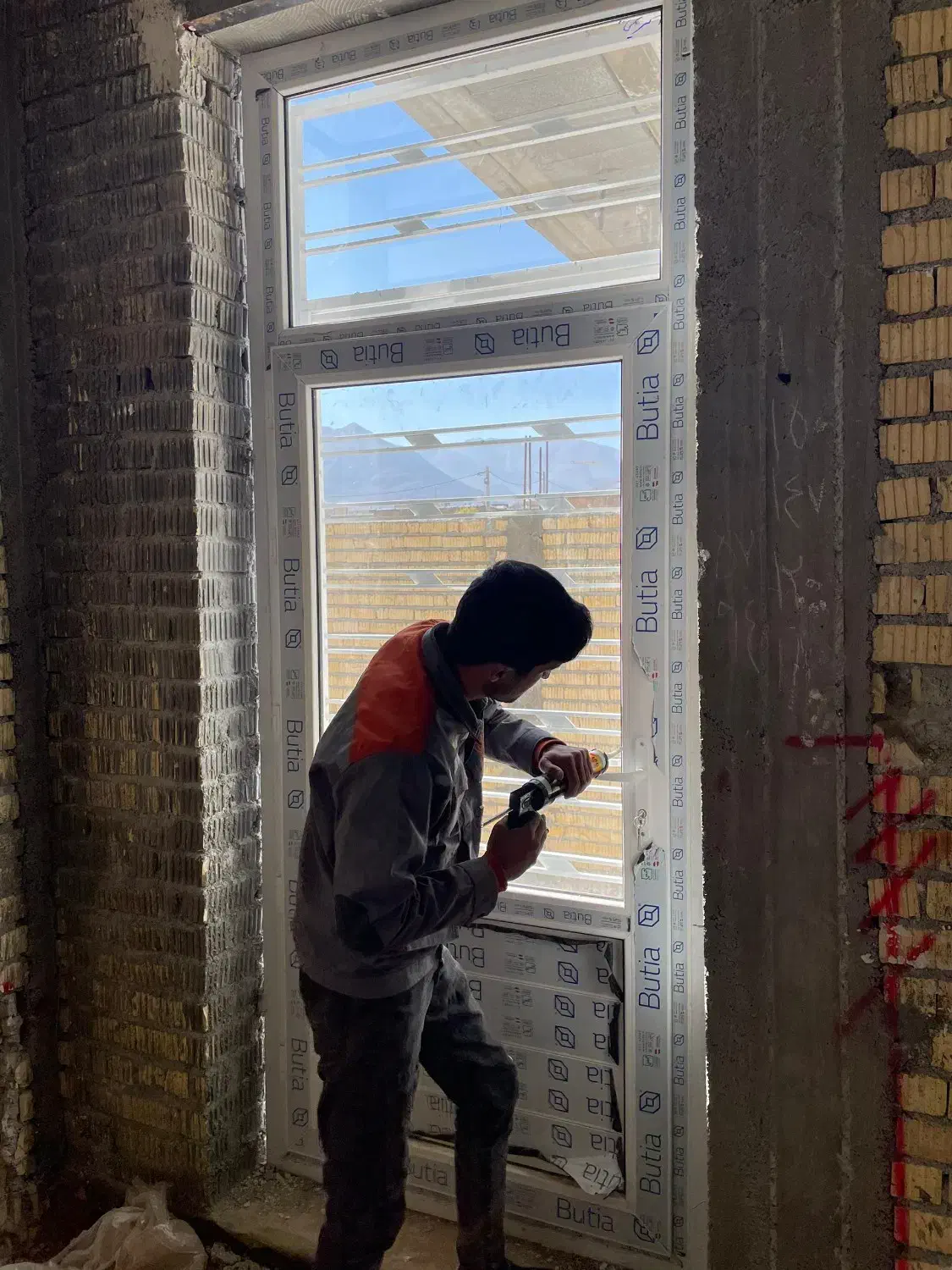 درب و پنجره دوجداره و آهنی و درب کرکره برقی|مصالح و تجهیزات ساختمان|اقلید, |دیوار