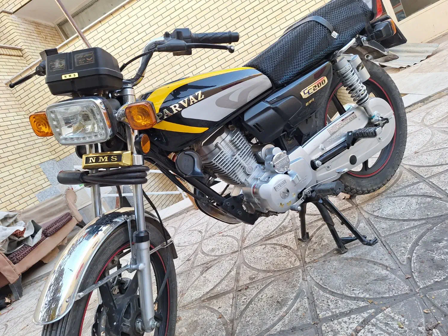 200پرواز|موتورسیکلت|برخوار, |دیوار