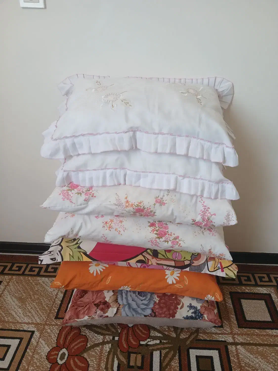 رختخواب، بالش،پتو|رختخواب، بالش، پتو|رودهن, |دیوار