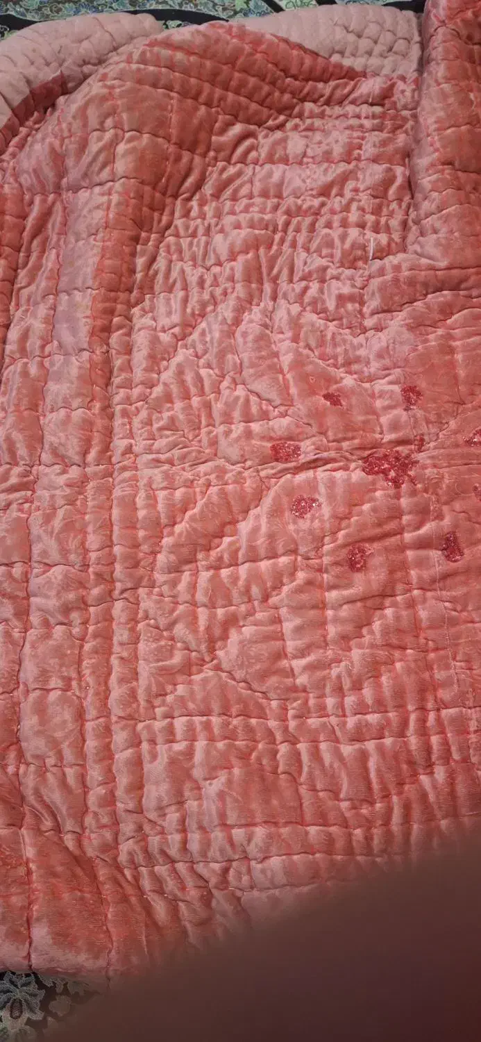 لحاف  و رو تختی|رختخواب، بالش، پتو|برخوار, |دیوار