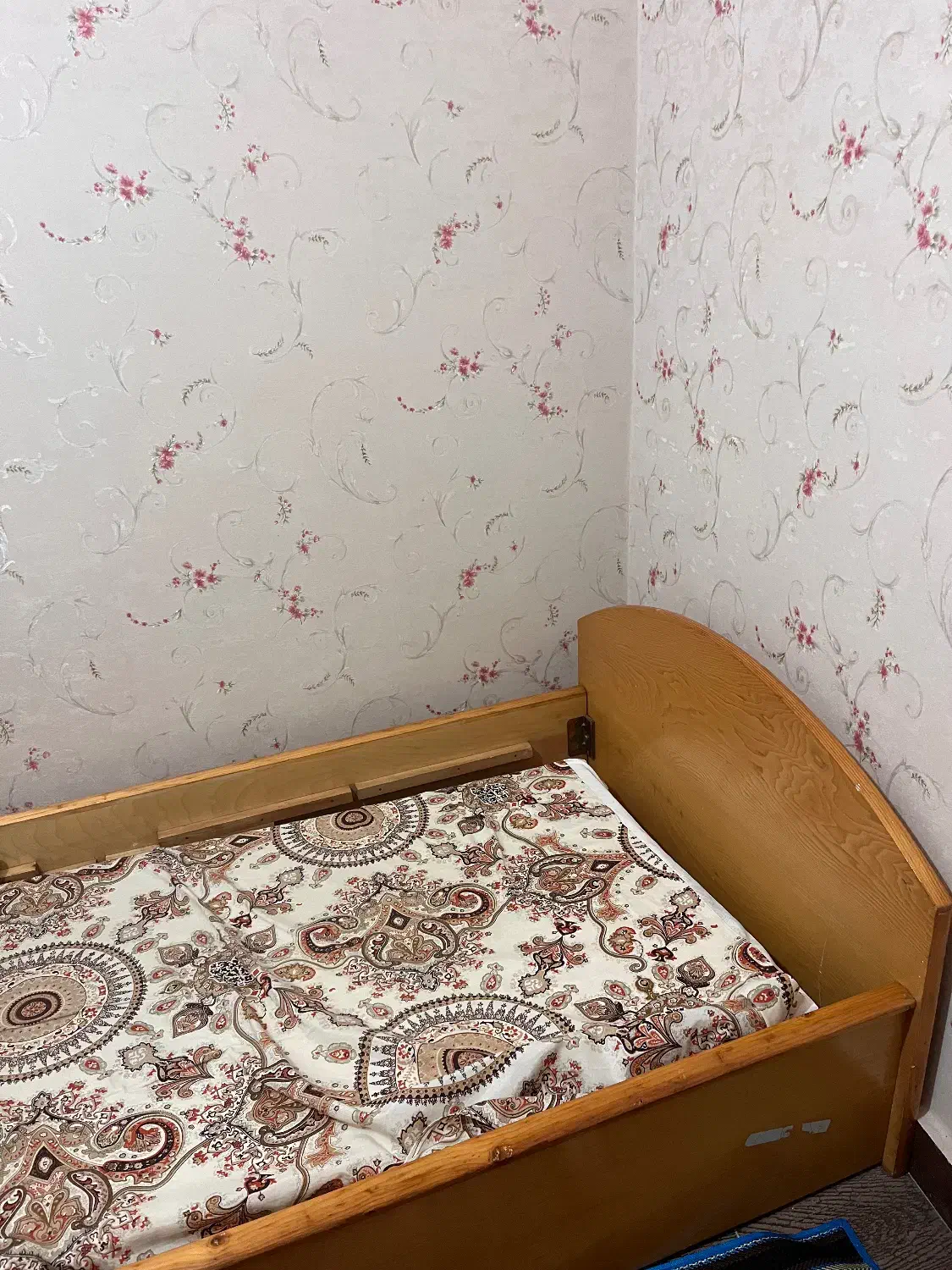 تخت چوبی یکنفره|تخت و سرویس خواب|رشت, پیرسرا|دیوار