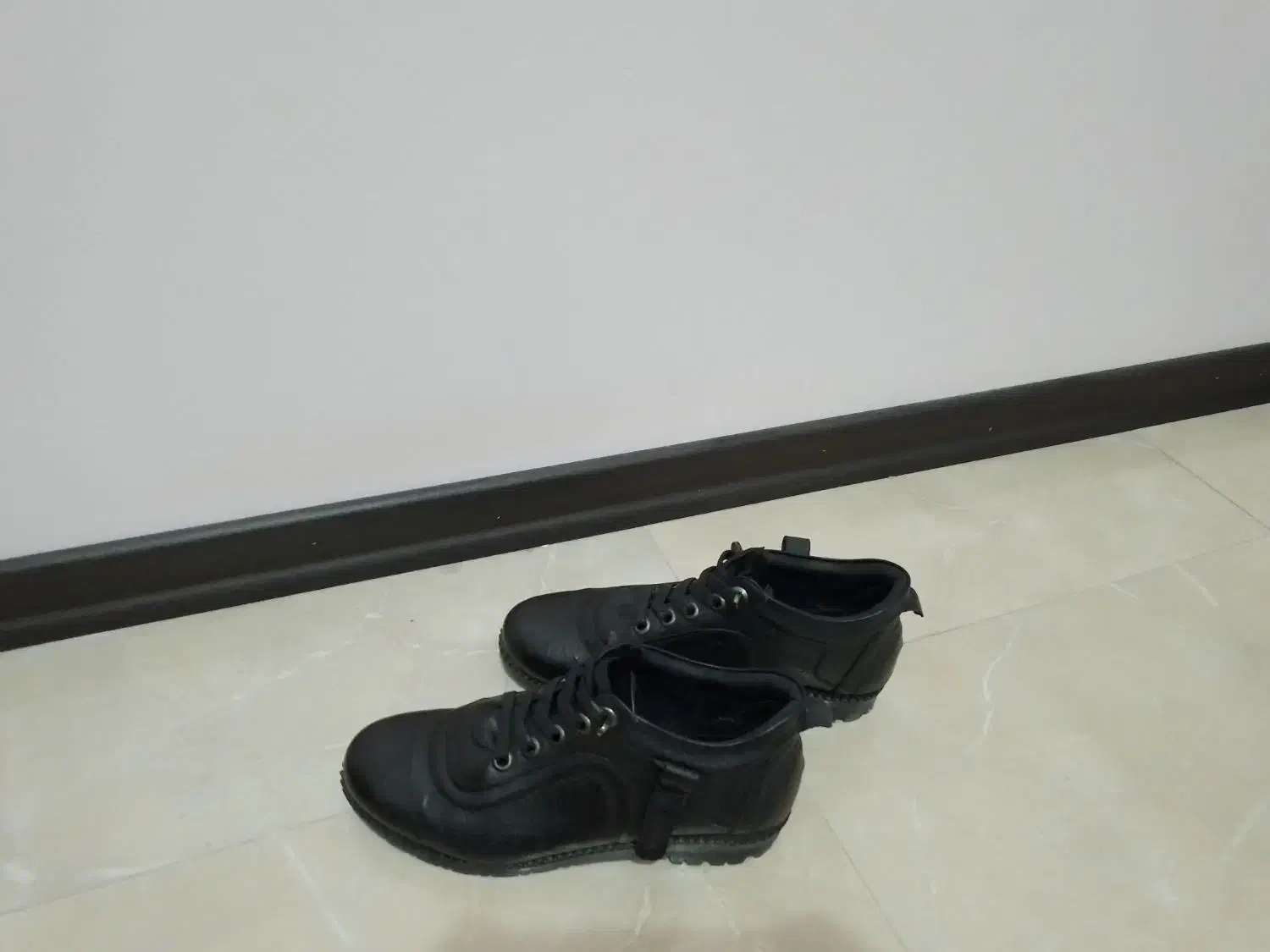 کفش واکس خور|کیف، کفش، کمربند|هشتگرد, هشتگرد قدیم|دیوار