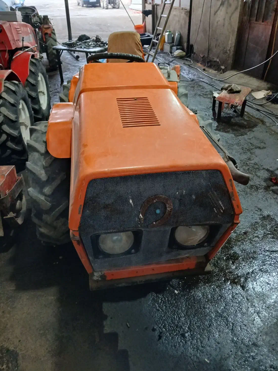 یک‌عدد‌تراکتور‌کمر‌شکن‌|خودرو سنگین|سلماس, |دیوار