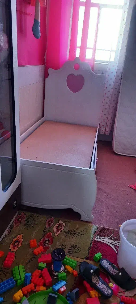 تخت یک نفره درحدنوتشک یکی کارکرده ویکی درحدنو|تشک تختخواب|خمین, |دیوار