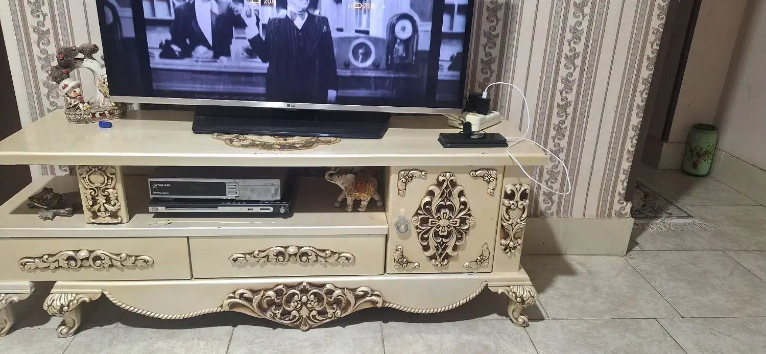 یک عدد میز تلویزن کرم رنگ بابوفه سفید|میز تلویزیون|الوند, |دیوار