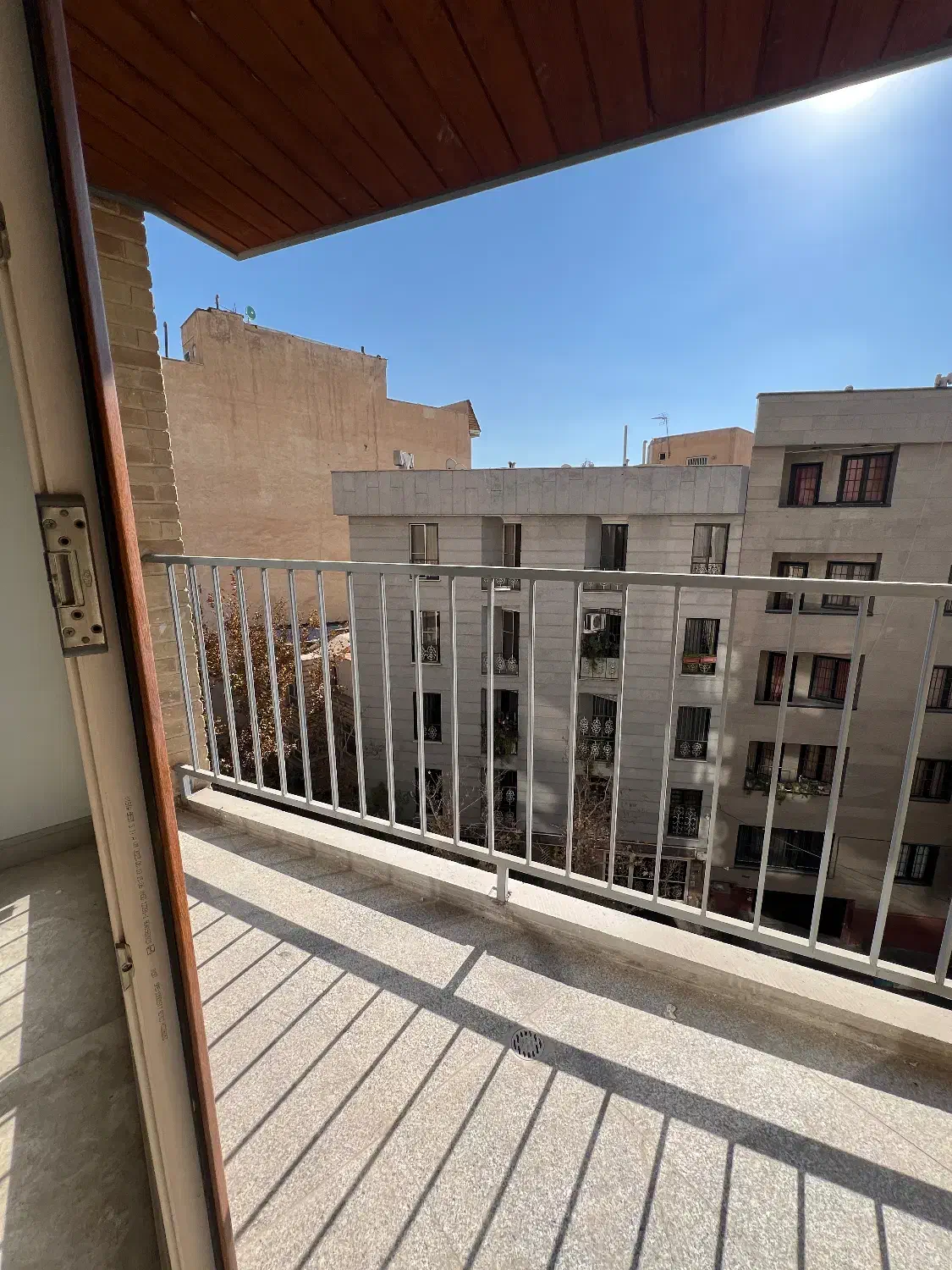 ۱۰۵ متر۲ خواب نوساز فرعی بلوار کاوه ورودی لابی