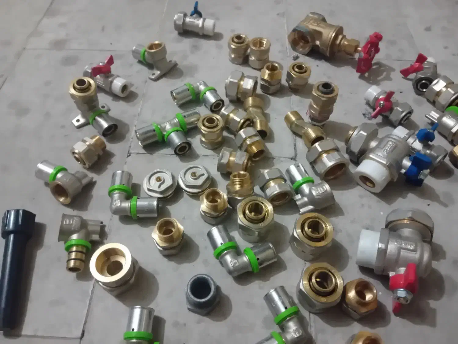 تعدادی شیرآلات و اتصالات پکیج|آبگرمکن، پکیج، شوفاژ|خرمآباد, |دیوار