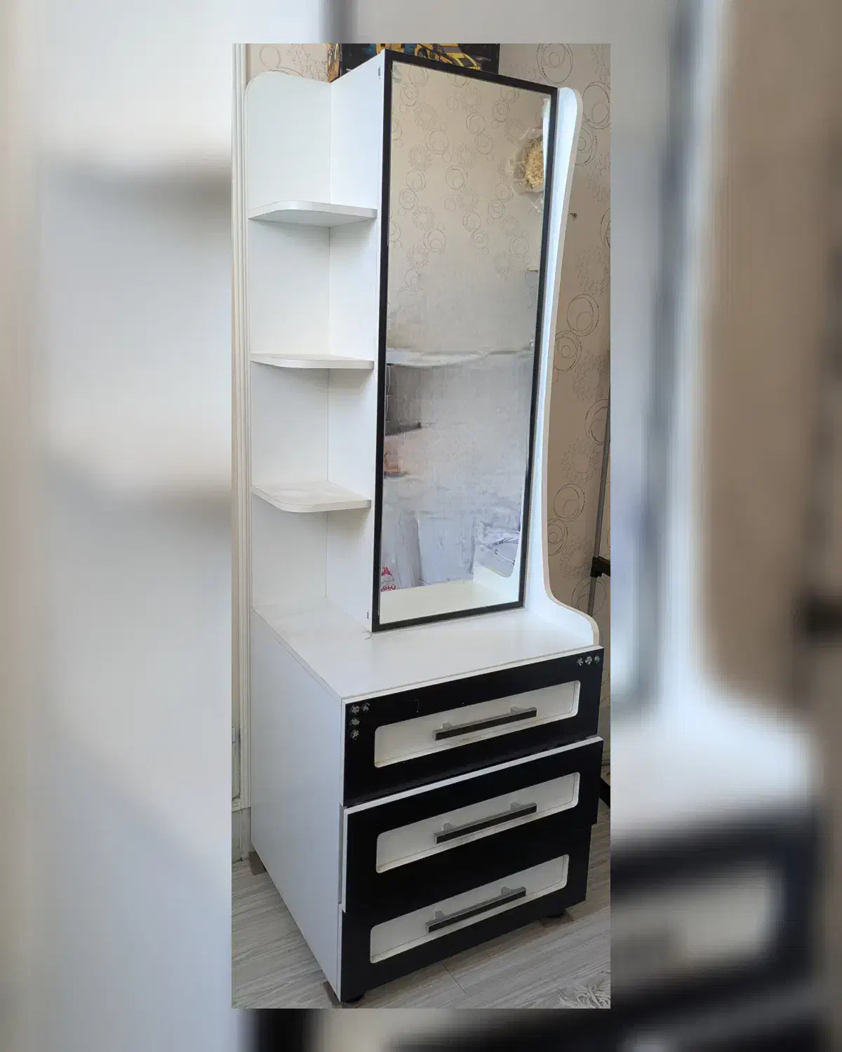 میز آرایش همراه با طبقه و کشو و اینه قدی|مبلمان خانگی و میز عسلی|اصفهان, باغ دریاچه|دیوار