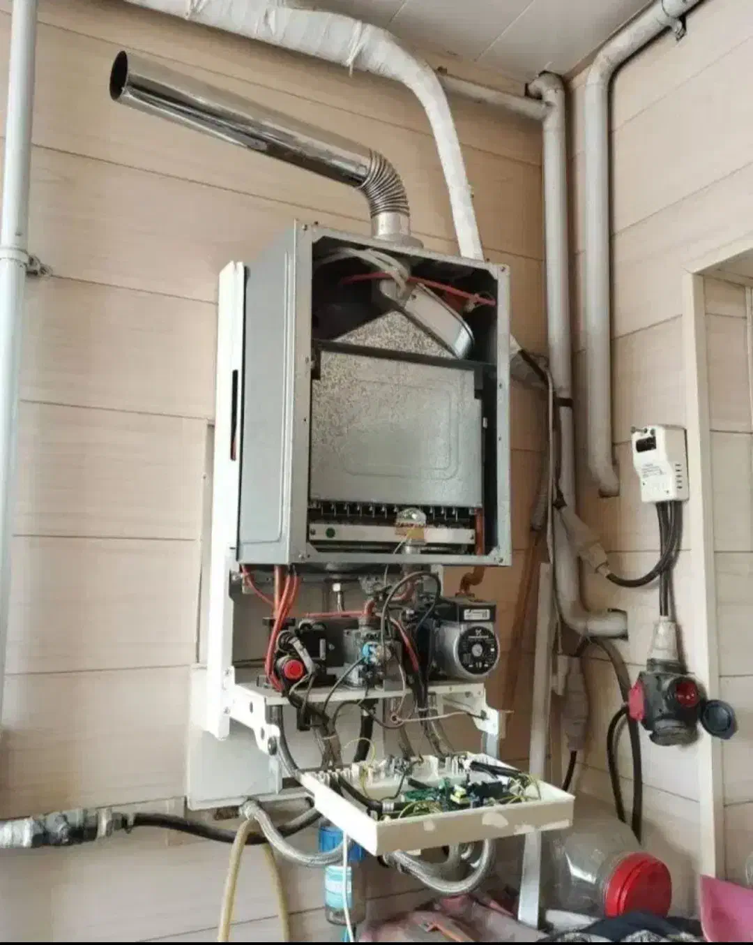 نصب و تعمیرات انواع پکیج و رادیاتور و موتور خانه|خدمات پیشه و مهارت|آمل, |دیوار