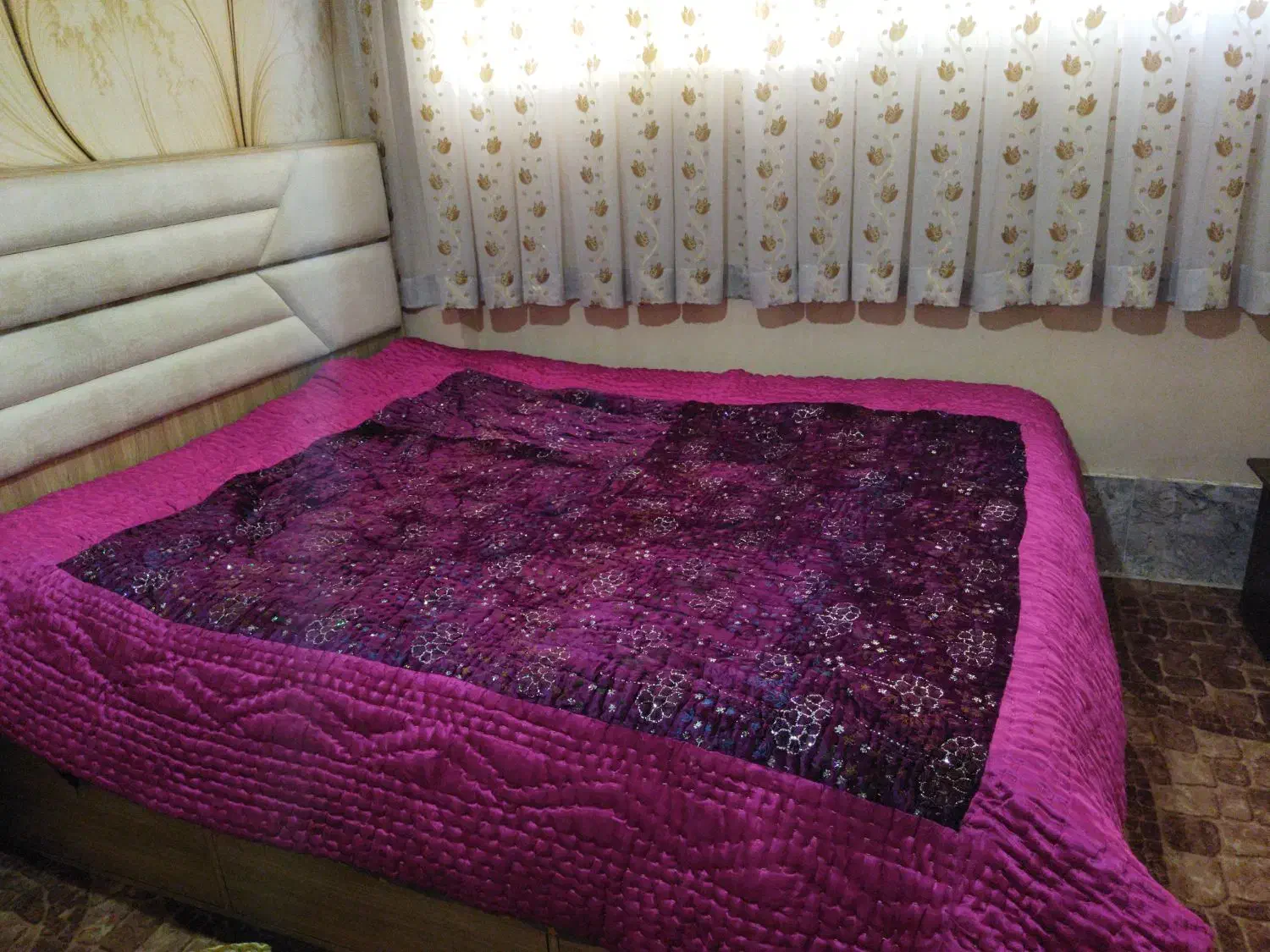 لحاف|رختخواب، بالش، پتو|شیراز, کوشک میدان|دیوار