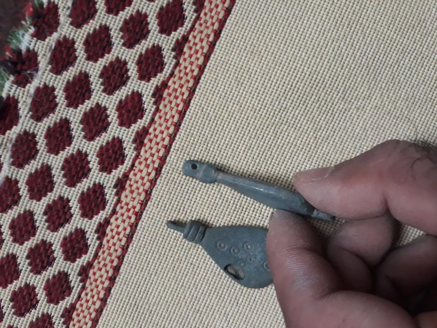 انگشتروزنگوله دوعددگردنی سلجوقی|کلکسیون اشیاء عتیقه|گنبد کاووس, |دیوار