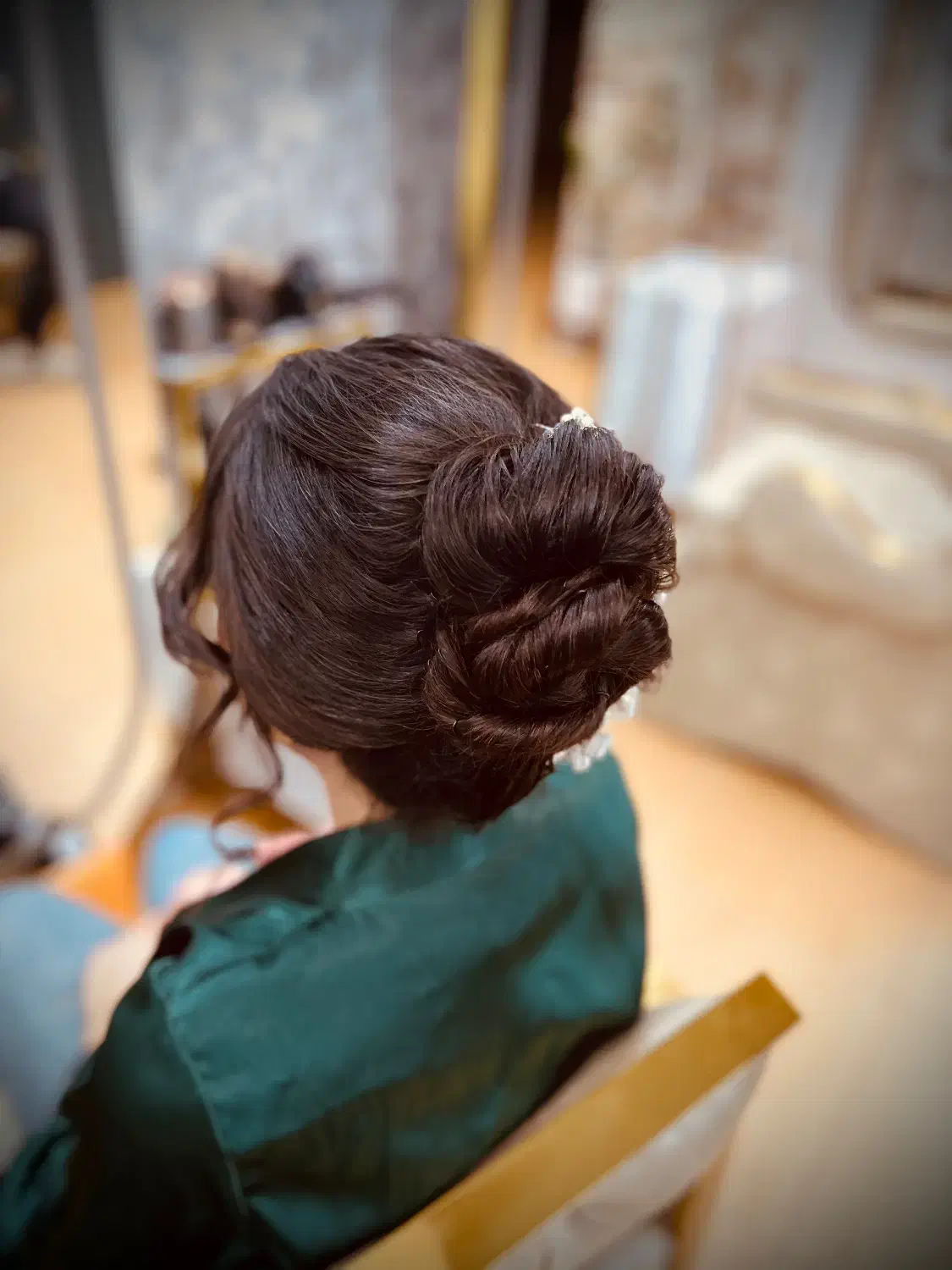 آموزش وخدمات شنیون با قیمت بسیار پایین|خدمات آرایشگری و زیبایی|لاهیجان, شیشه گران|دیوار