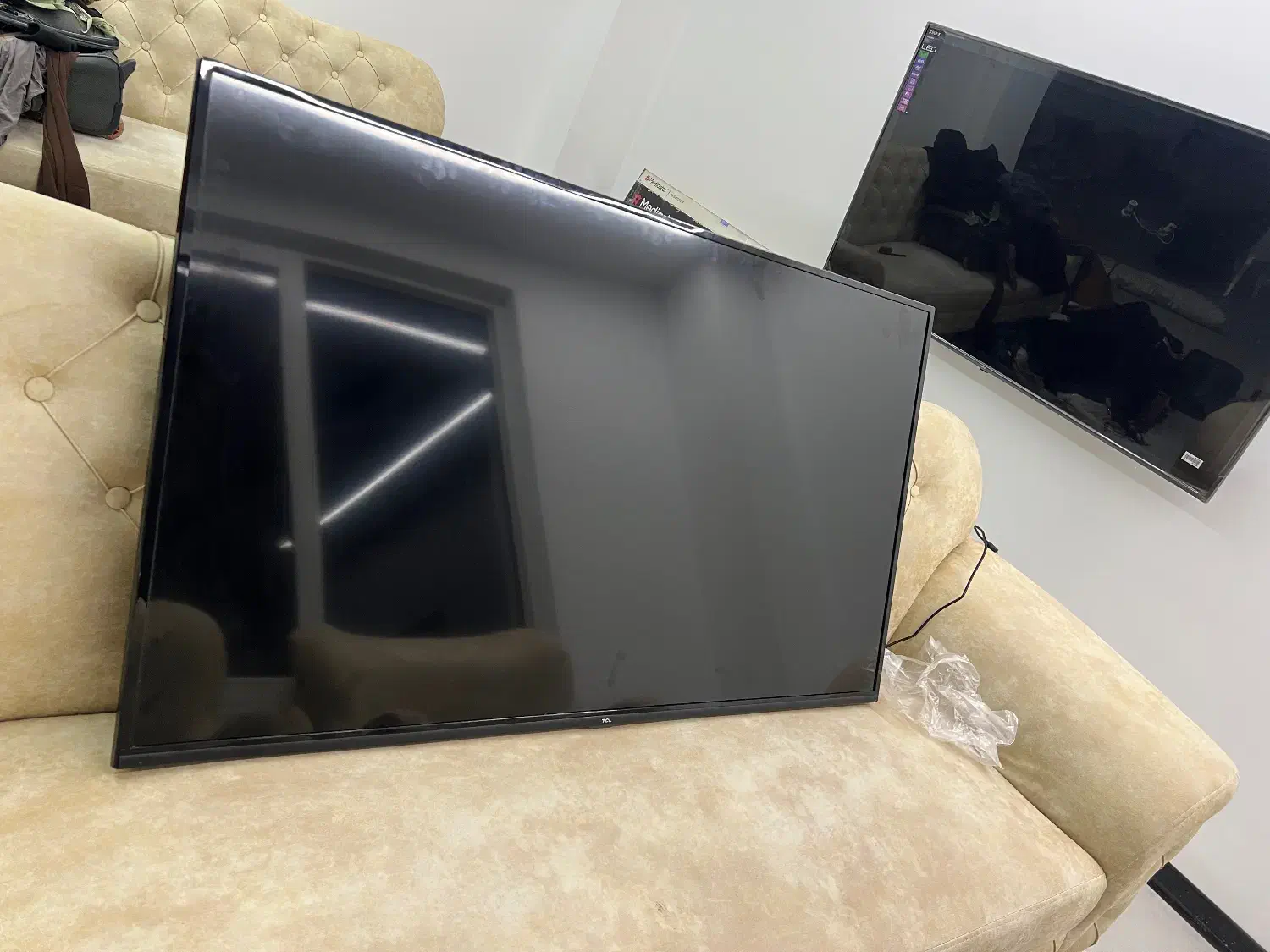 LED TCL|تلویزیون و پروژکتور|صدرا-فارس, فاز ۱|دیوار