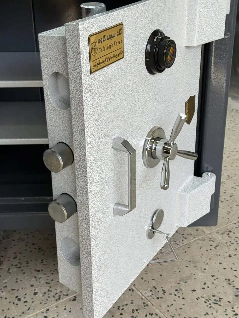 گاوصندوق زیر ویترینی گاوصندوق طلا فروشی|ابزارآلات|نیشابور, فردوس شمالی|دیوار