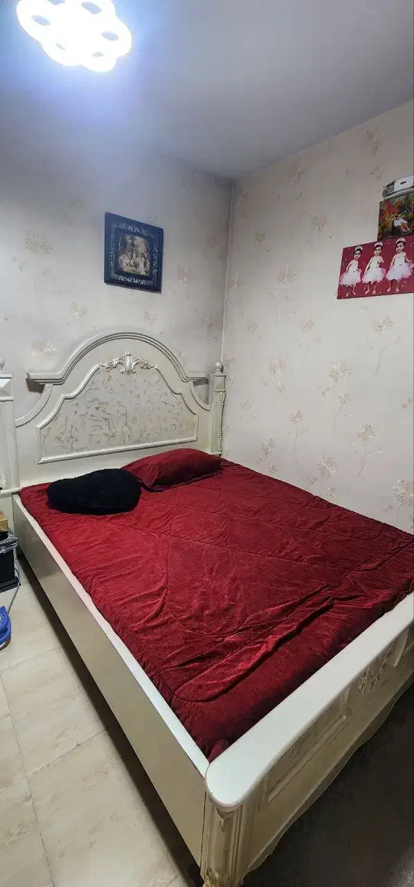 تخت دو نفره و میز آرایش بسیار سالم|تخت و سرویس خواب|ری, دیلمان|دیوار