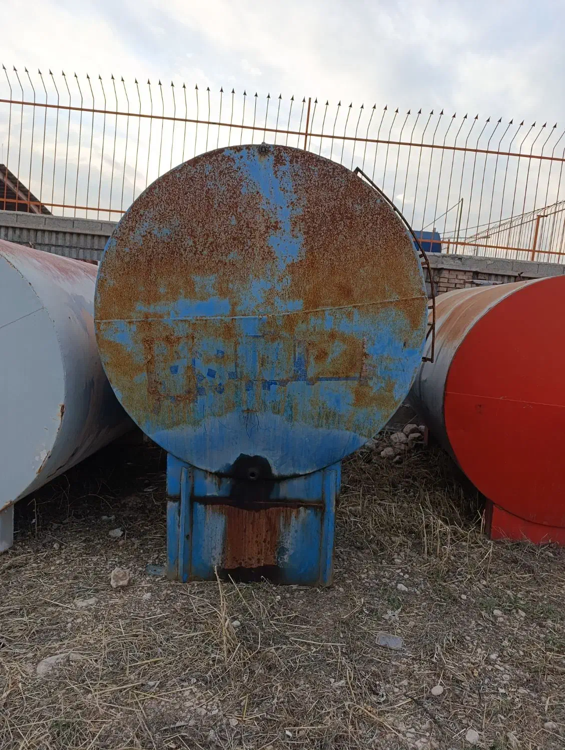 سه عدد مخزن و تانکر فلزی|ماشینآلات صنعتی|شیراز, گچی|دیوار