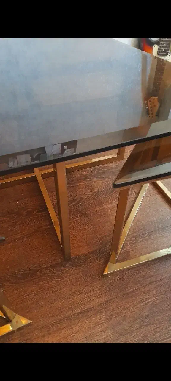 میز شیشه ای دودی با پایه طلایی|مبلمان خانگی و میز عسلی|رشت, دیلمان|دیوار