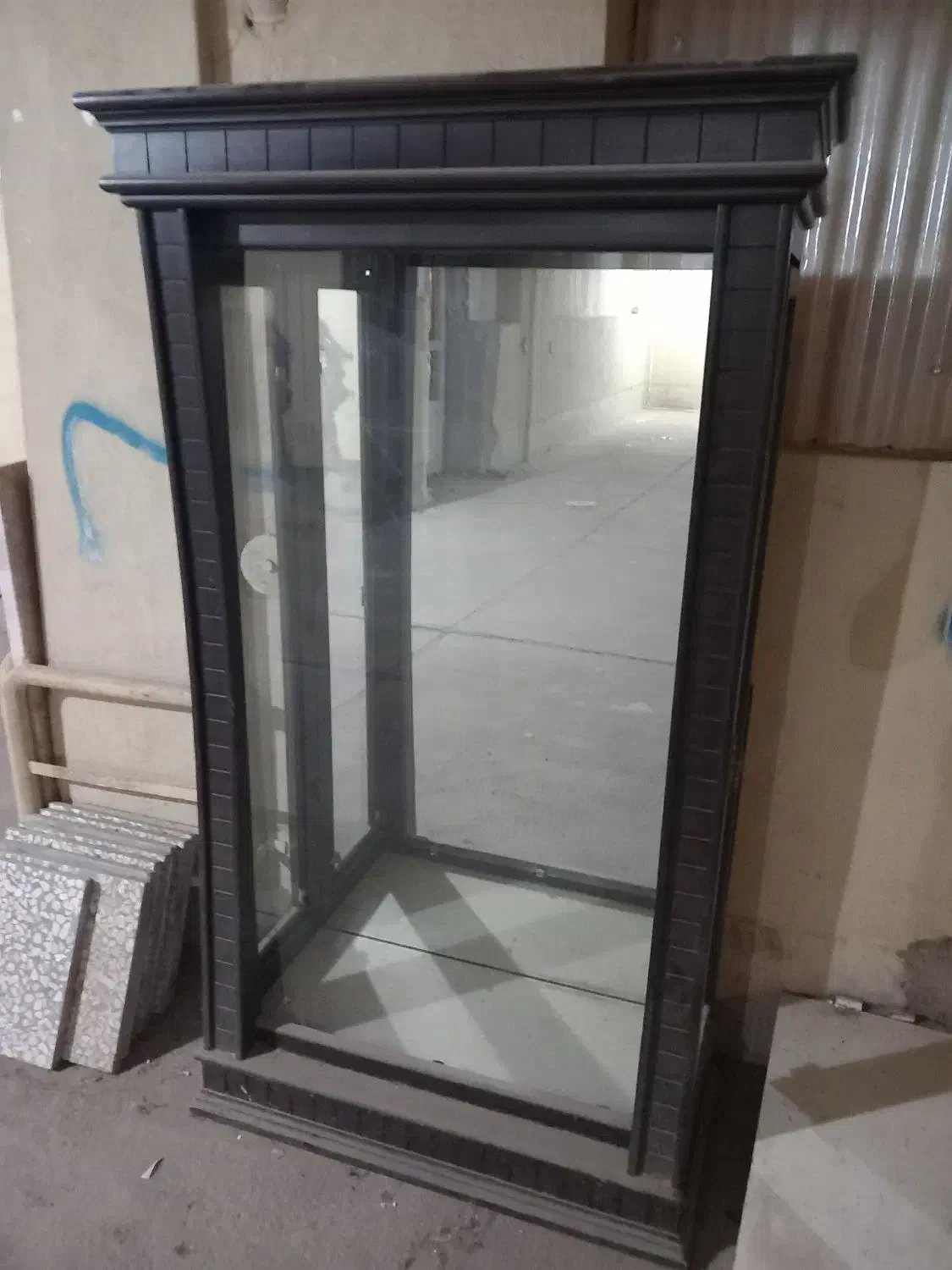 ویترین کارکرده سالم باطبقات شیشه ای|بوفه، ویترین، کنسول|آران و بیدگل, |دیوار