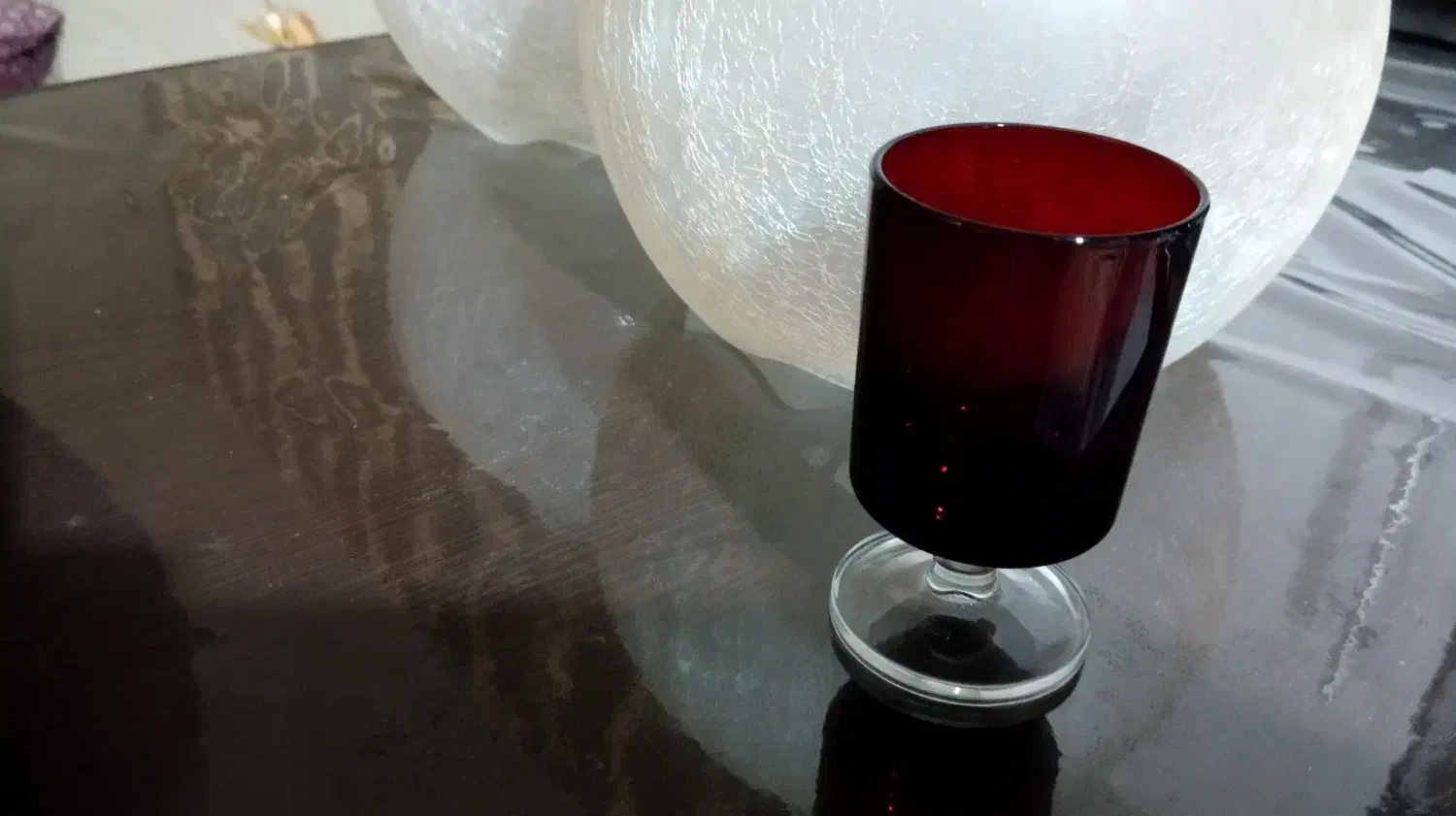 گیلاس یاقوتی قدیمی|ظروف سرو و پذیرایی|امیدیه, |دیوار