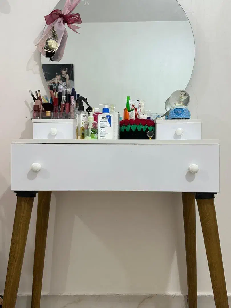 میز آرایشی|تخت و سرویس خواب|چاه مبارک, |دیوار