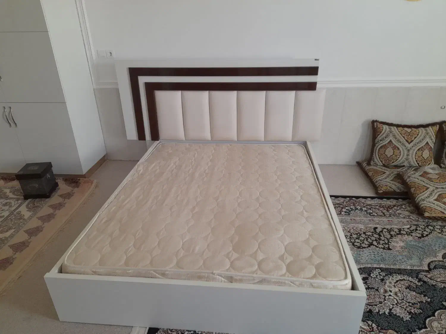 تخت دو نفره با تشک و پاتختی|تخت و سرویس خواب|لار, |دیوار
