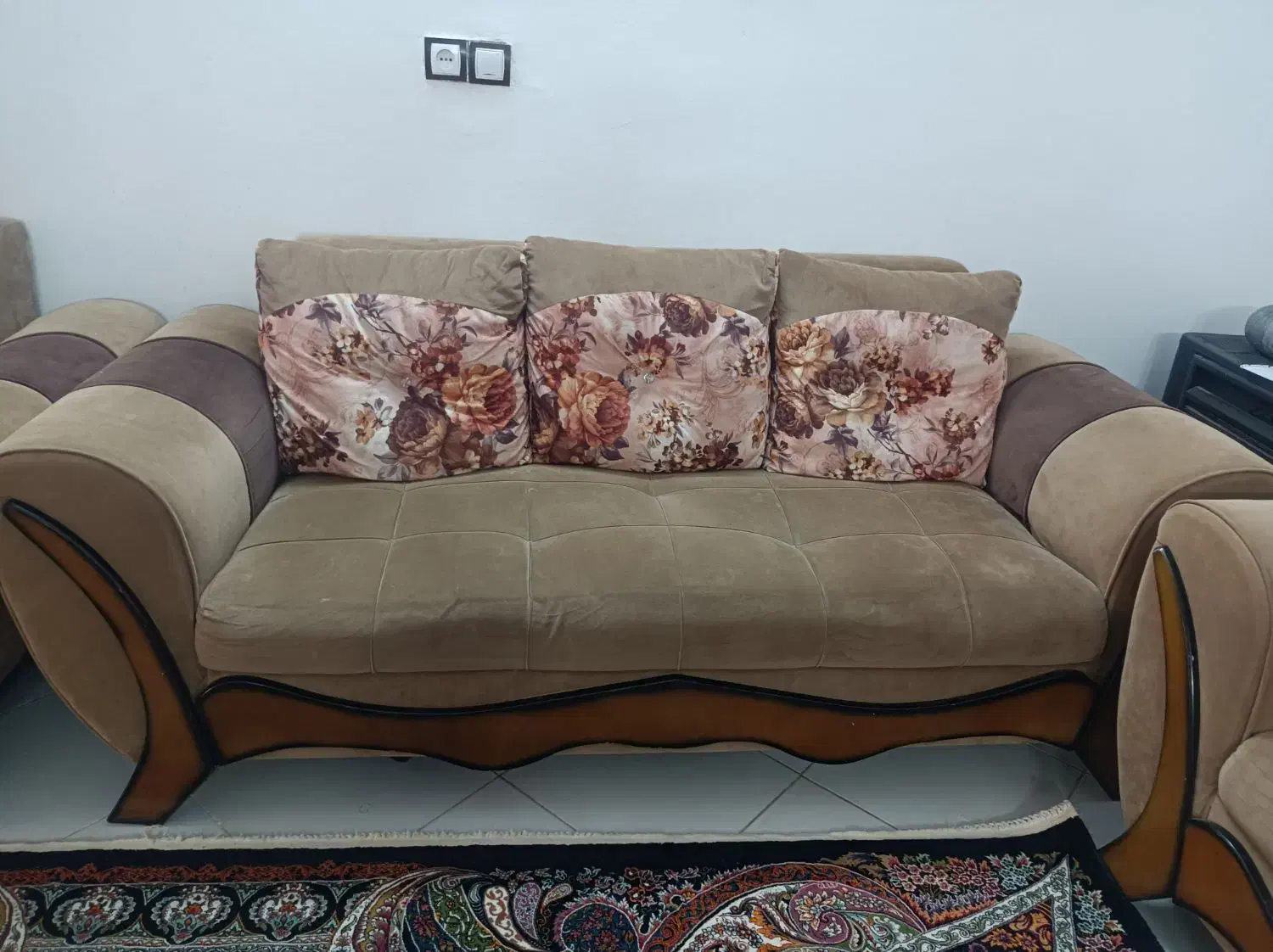 مبل ۷ نفره به سه عدد عسلی مشکی|مبلمان خانگی و میز عسلی|ری, علایین|دیوار