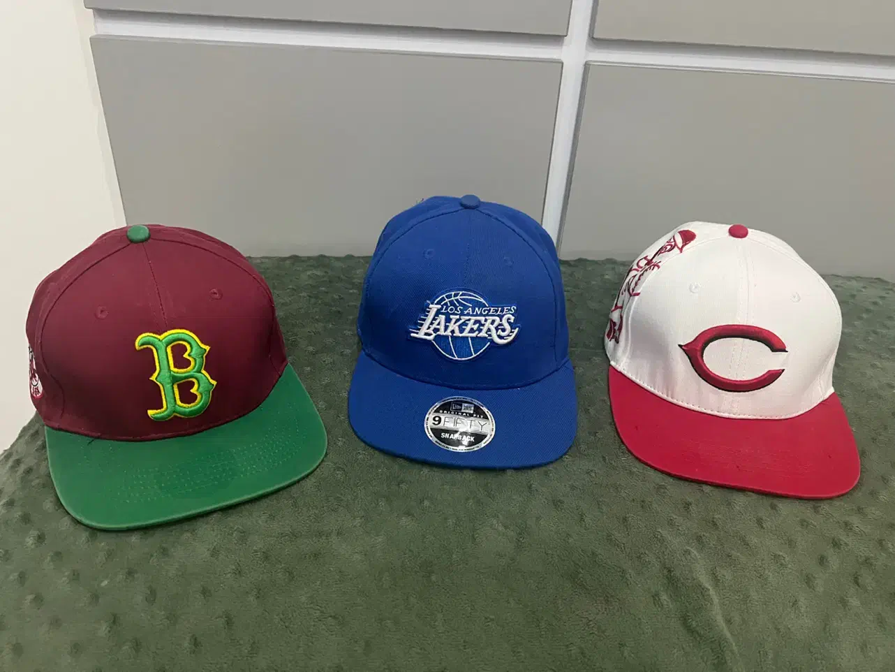 کلاه کپ|لباس|فردیس, فردیس|دیوار