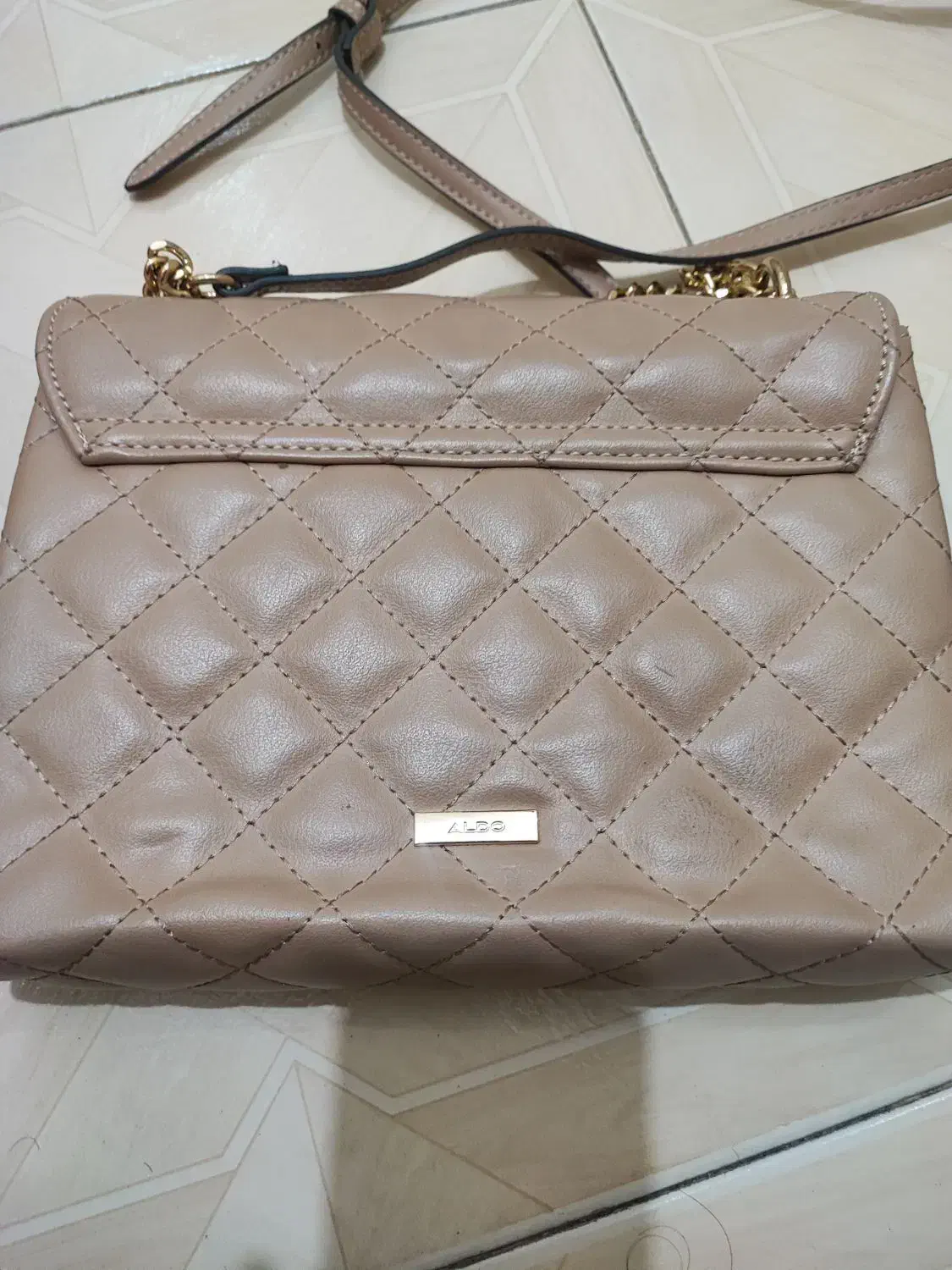 کیف رو دوشی چرم آلدو و کیف حصیری دست دوز|کیف، کفش، کمربند|ری, شهادت|دیوار