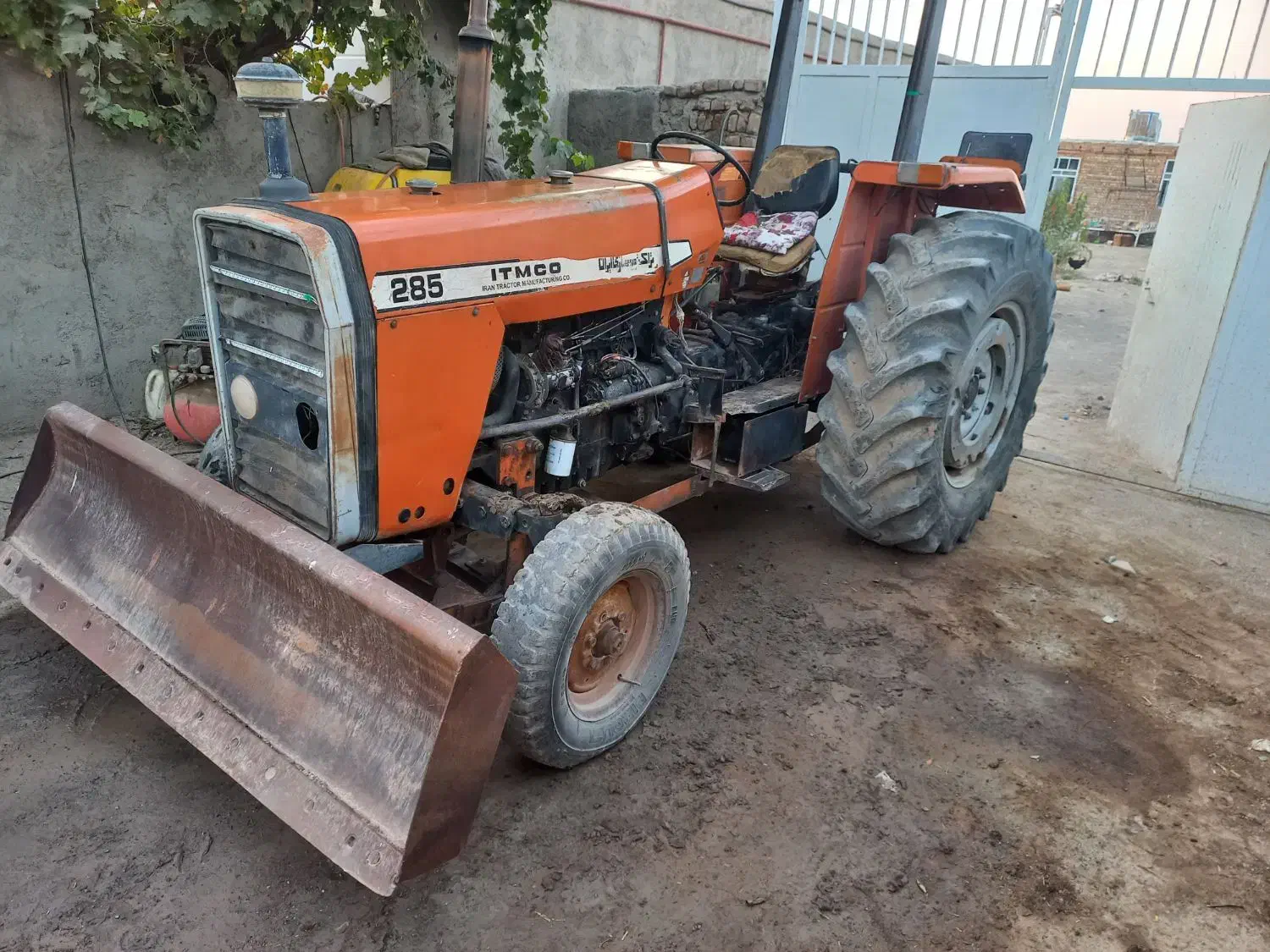 تراکتور۲۸۵تک مدل۸۲|خودرو سنگین|سبزوار, باهنر|دیوار